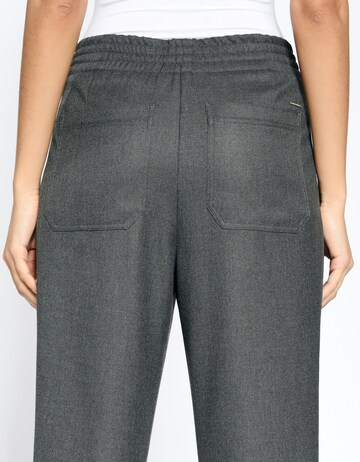 Gang Loosefit Hose '94Ava' in Grau