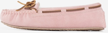 Pantoufle 'Cally' Minnetonka en rose : devant