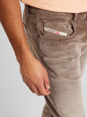 DIESEL Regular Jeans '2019 D-STRUKT' in Brown