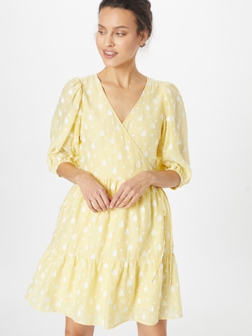 JUST FEMALE - Vestido en amarillo: frente