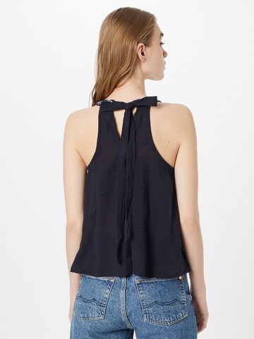 Top de la Superdry pe negru