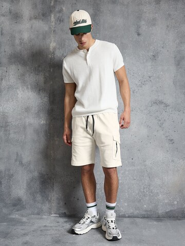 Bershka Regular Shorts in Weiß