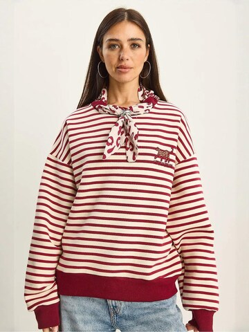 Felpa di Bianco Lucci in rosso: frontale