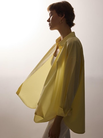 Touché Privé - Camiseta 'Oversized Poplin Shirt' en amarillo