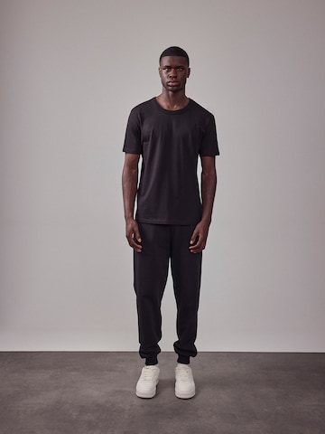 DAN FOX APPAREL قميص 'The Essential' بلون أسود