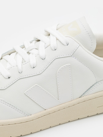 Veja Låg sneaker 'V-90' i vit