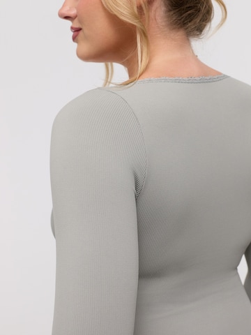 cfab Body 'Ribbed Longsleeve V-Neck Sculpting Lace Bodysuit with String' in Grijs
