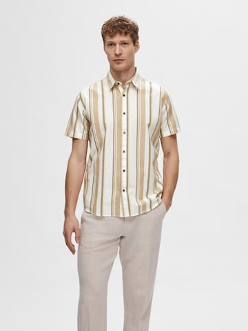 SELECTED HOMME - Ajuste confortable Camisa en beige: frente