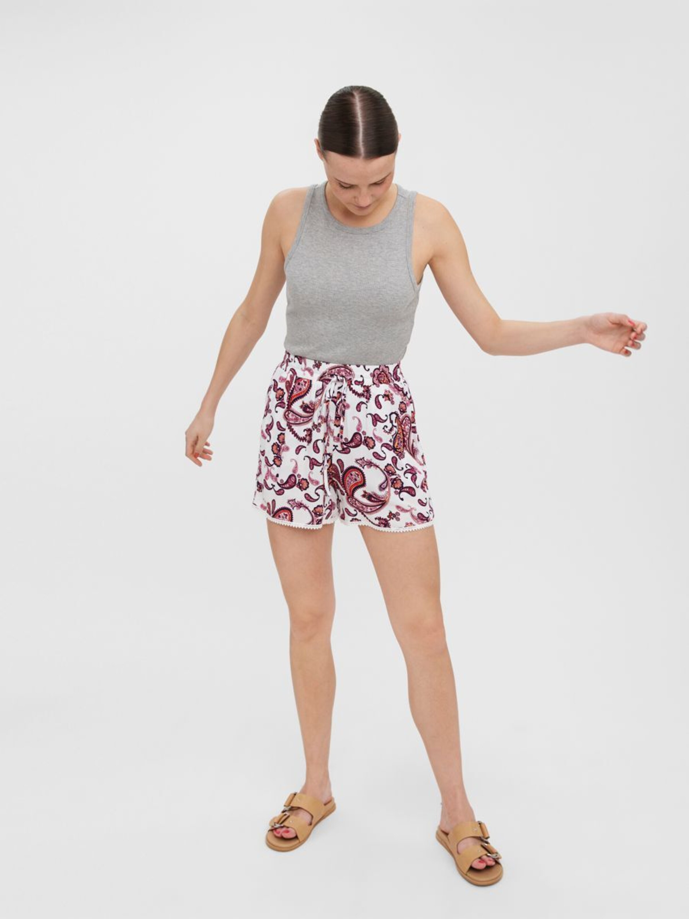 Frauen Hosen VERO MODA Shorts in Weiß - QW80874