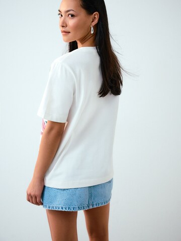 Tricou de la Next pe alb