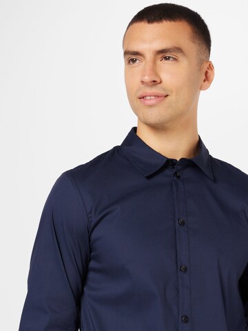 Coupe regular Chemise 'Frederik' ABOUT YOU en bleu