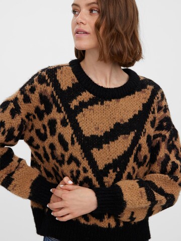 VERO MODA Sweter w kolorze brązowy