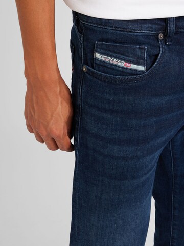 DIESEL Regular Jeans '2019 D-STRUKT' in Blue