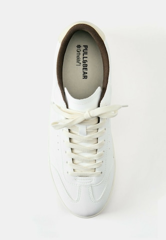 Sneaker low de la Pull&Bear pe alb