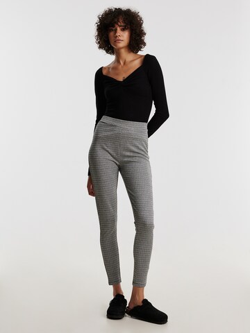 Skinny Leggings 'Rebecca' di EDITED in grigio