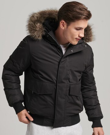 Veste mi-saison 'Everest' Superdry en noir : devant