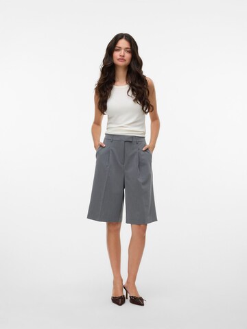 Loosefit Pantalon à pince 'VMJosefine' VERO MODA en gris