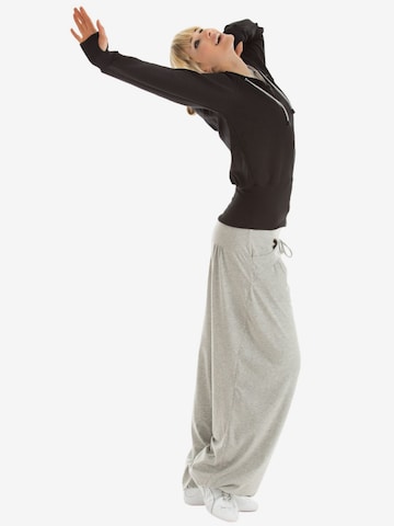 Winshape Loosefit Sporthose 'WTE3' in Grau