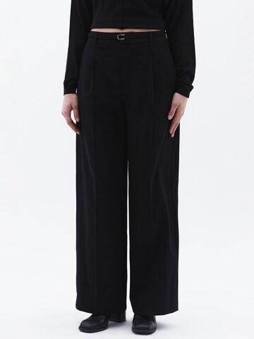 OXXO Loose fit Pleat-Front Pants in Black: front