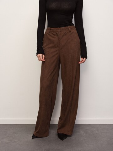 RÆRE by Lorena Rae - Loosefit Calças com vincos em castanho: frente