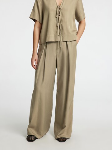 Wide leg Pantaloni con pieghe 'SLFNATUK' di SELECTED FEMME in verde: frontale