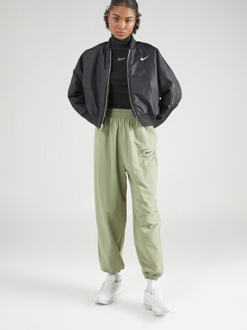 Tapered Pantaloni de la Nike Sportswear pe verde