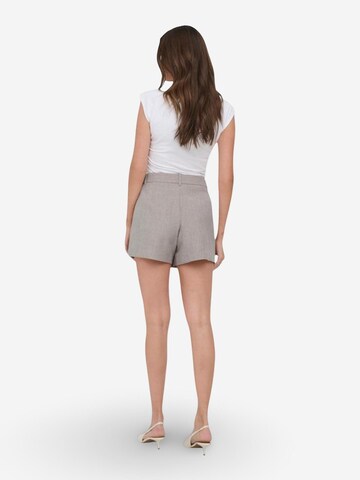 Gonna 'Onllinda Hw Mel Skort Tlr Noos 15354890' di ONLY in grigio