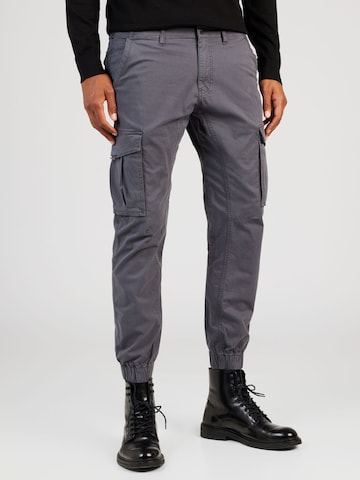 Coupe slim Pantalon cargo QS en gris : devant