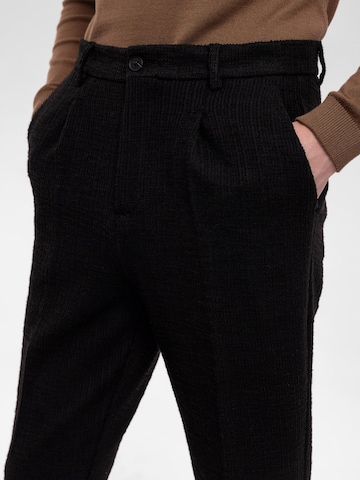 Antioch Slim fit Pleat-front trousers in Black
