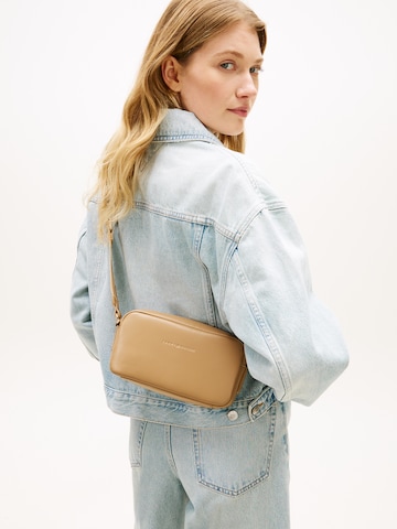 TOMMY HILFIGER Skuldertaske 'ESSENTIAL' i grøn