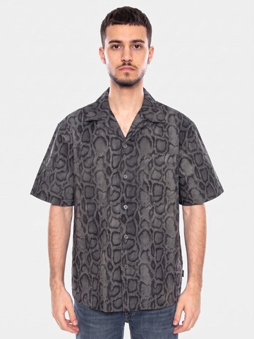 Carhartt WIP Comfort Fit Skjorte 'S/S Snake Camo Shirt Snake Camo, Leaf' i blandingsfarvet
