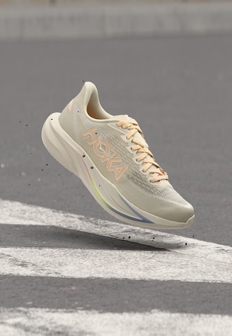 Chaussure de course 'MACH 7' HOKA en beige