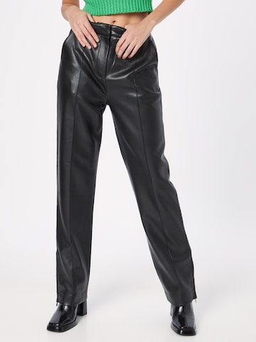 Han Kjøbenhavn Regular Trousers with creases in Black: front