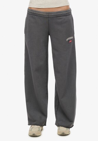 Superdry & Co Loosefit Broek 'Essentials' in Grijs: voorkant