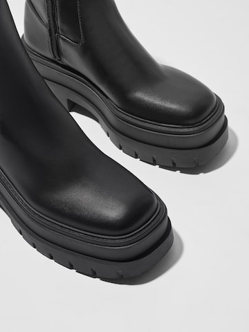 Bershka Chelsea Boots in Schwarz