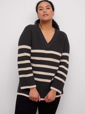 Pull-over 'Iri' KAFFE CURVE en noir : devant