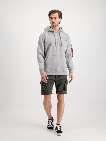 ALPHA INDUSTRIES Klasický střih Mikina 'Red Stripe' – šedá