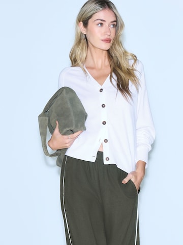 Next Πλεκτή ζακέτα σε λευκό