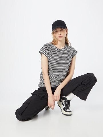 ARMEDANGELS T-shirt 'Oneliaa' i svart