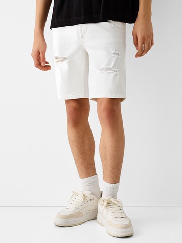 Bershka Regular Jeans in White: front