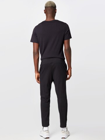 Tapered Pantaloni de la Nike Sportswear pe negru