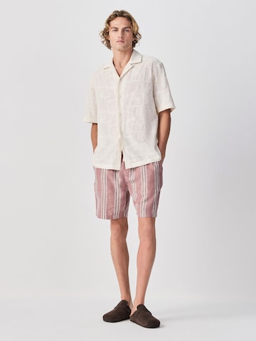 Largi Pantaloni de la Next pe roșu: față