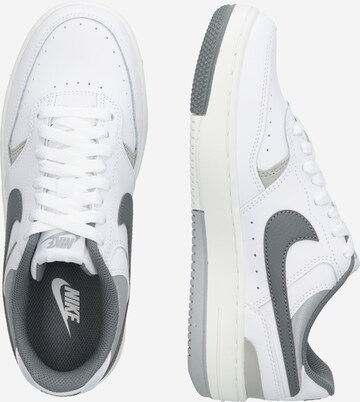 Nike Sportswear - Sapatilhas baixas 'GAMMA FORCE' em branco