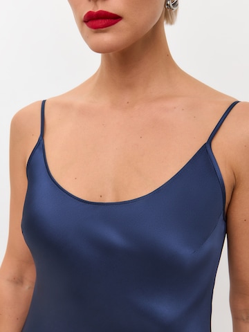 Robe 'Midi satin slip dress 'Majestic'' Serena Silueta en bleu
