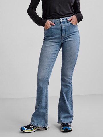 PIECES Flared Jeans 'Peggy' in Blauw: voorkant