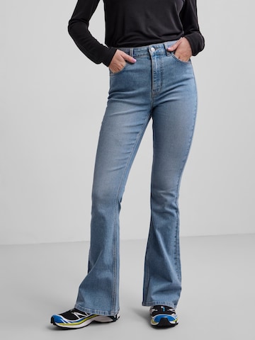 PIECES Flared Jeans 'Peggy' i blå: forside