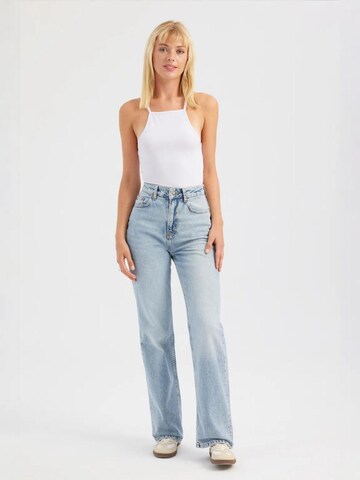 Hiccup Topp 'Tanktops & Camis', värv valge: eest vaates