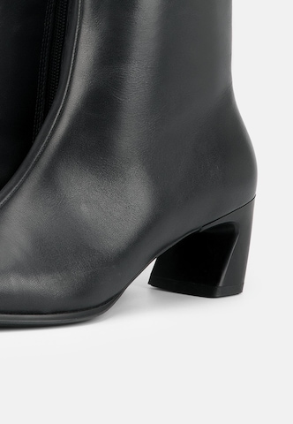 VAGABOND SHOEMAKERS Nízké kozačky 'ILONA' – černá