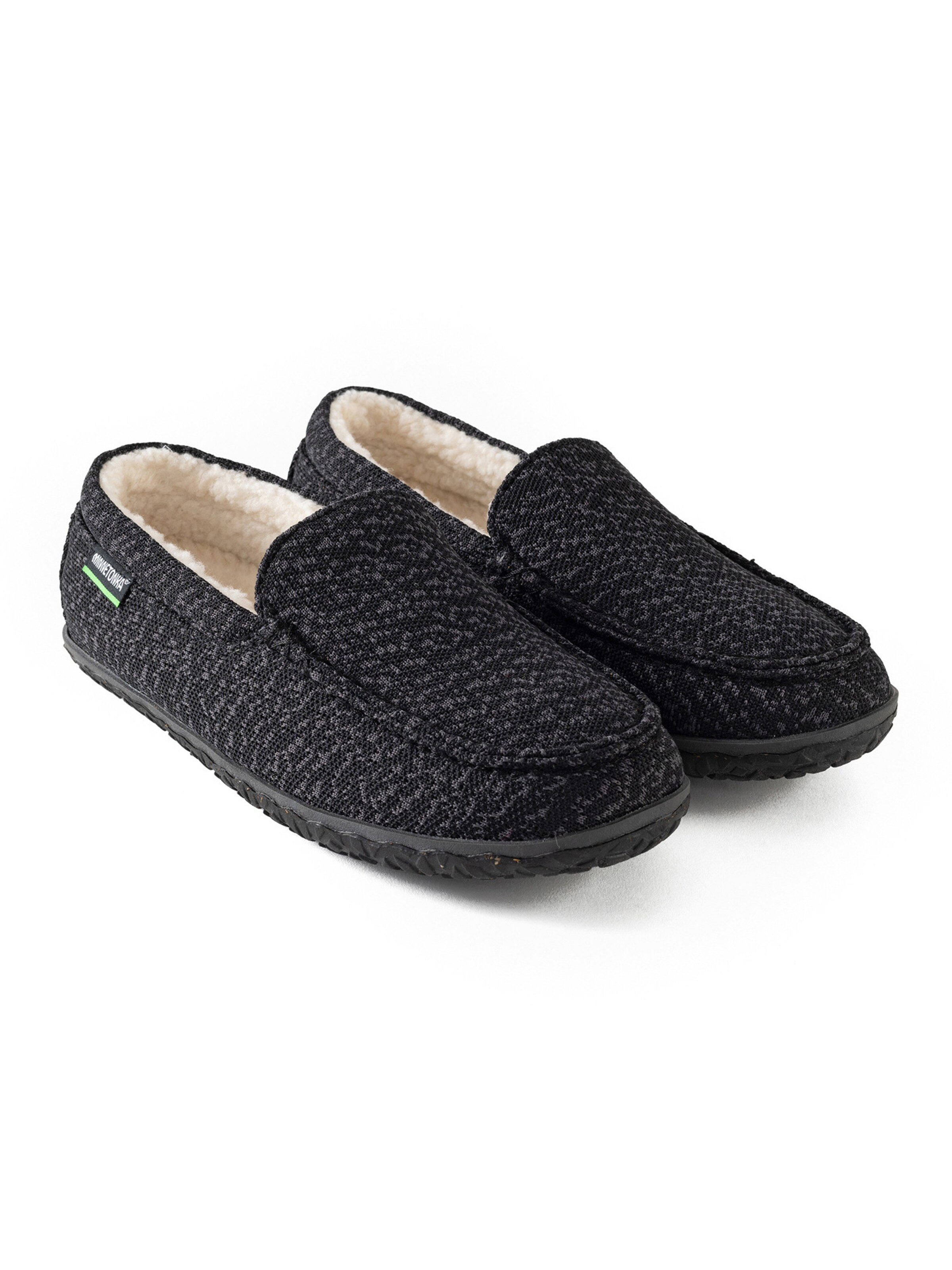 Minnetonka Мокасини 'Eco Elm' в черно