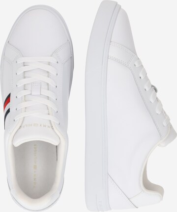 TOMMY HILFIGER Låg sneaker 'Essential' i vit